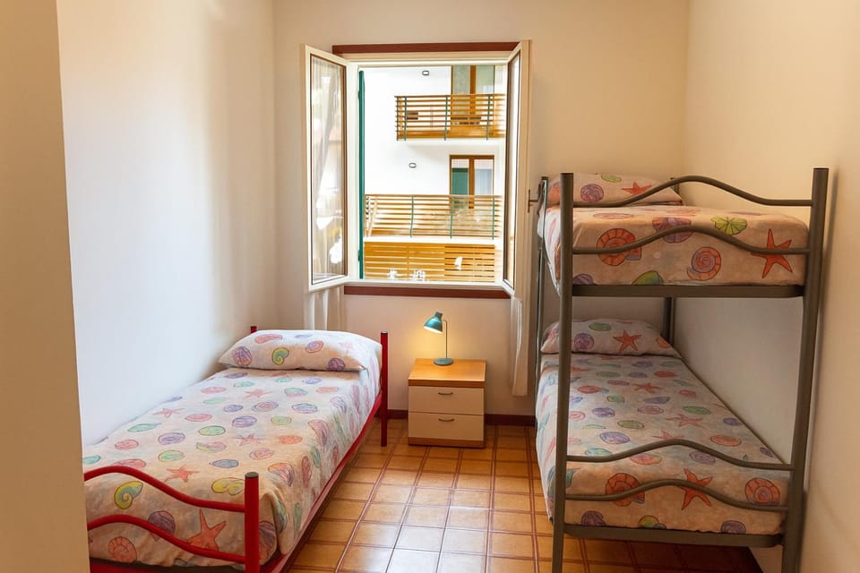 Bed, Photo of the whole room, bunk bed