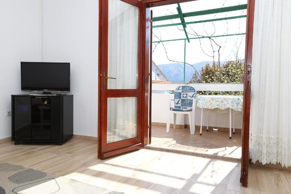 Communal lounge/ TV room, Day, TV and multimedia, View (from property/room), Balcony/Terrace, internet
