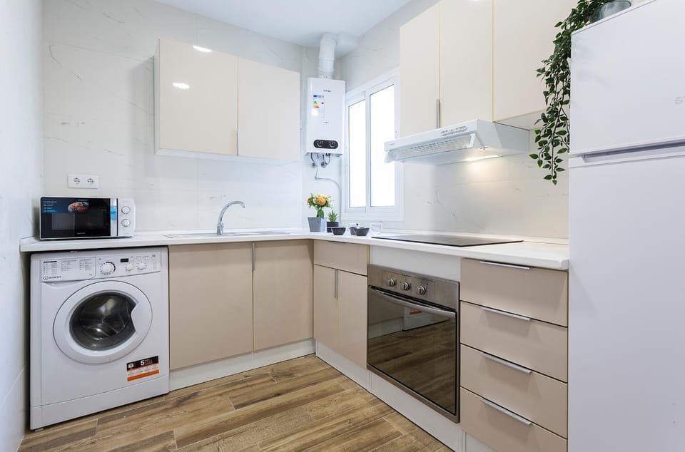Kitchen or kitchenette, minibar, stove, washing machine