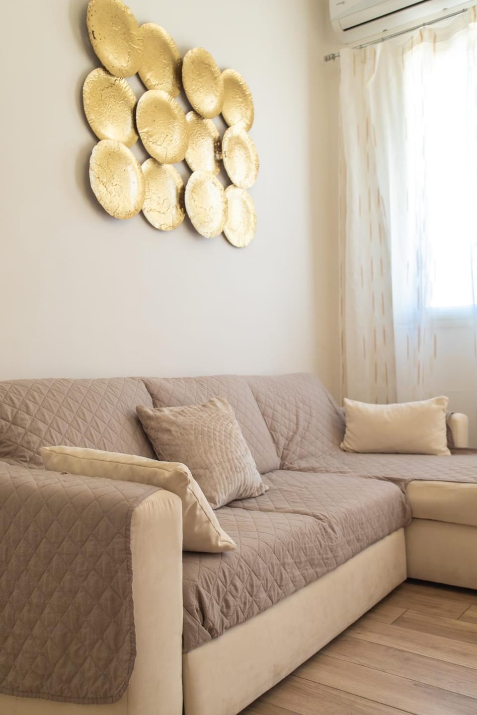 Bed, TV and multimedia, air conditioner, air conditioner