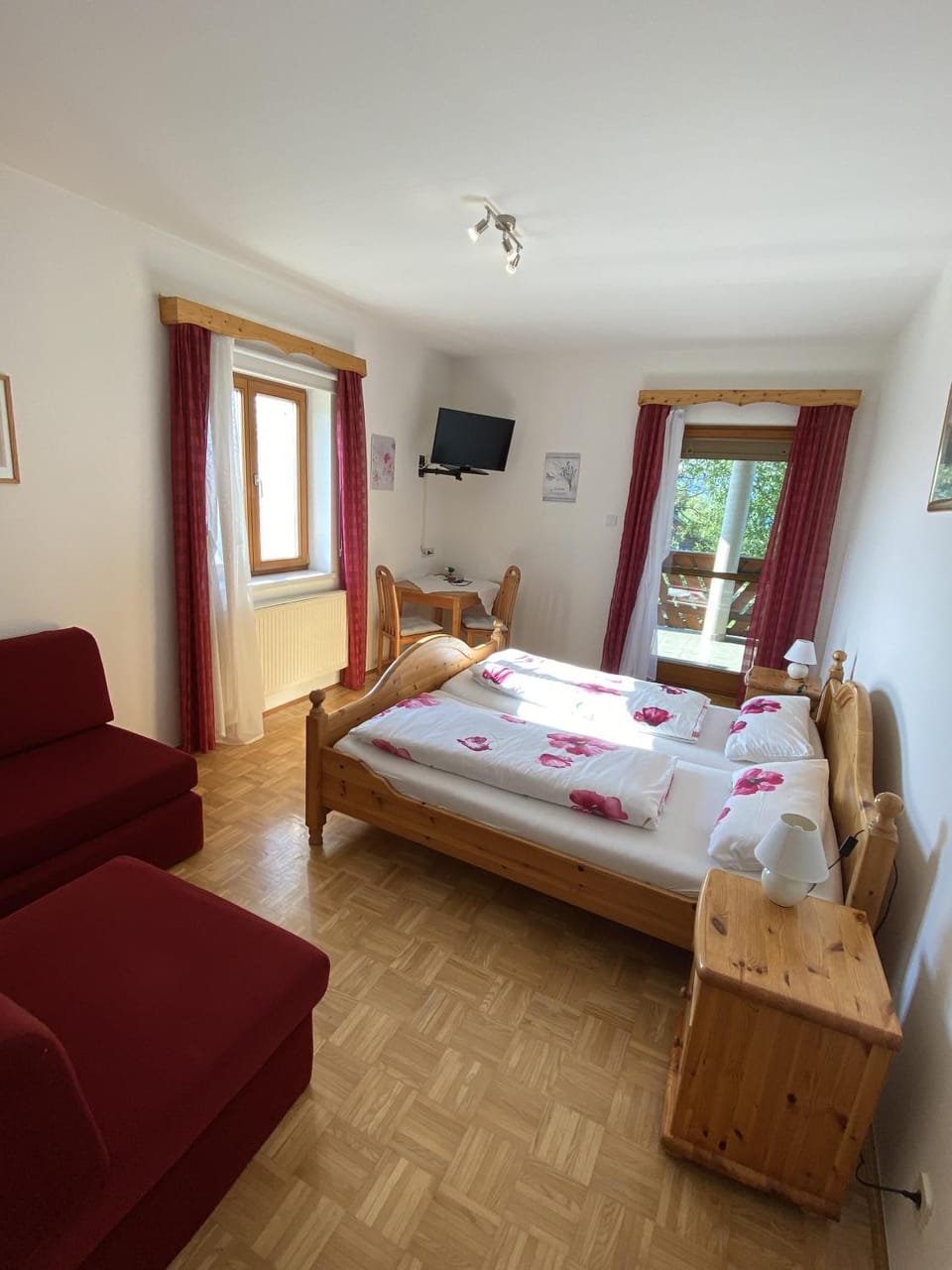 Bed, TV and multimedia, Photo of the whole room, Bedroom