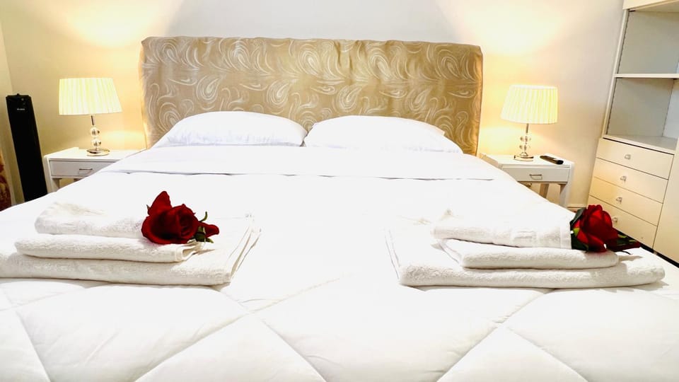 Bed, Photo of the whole room, Bedroom, towels