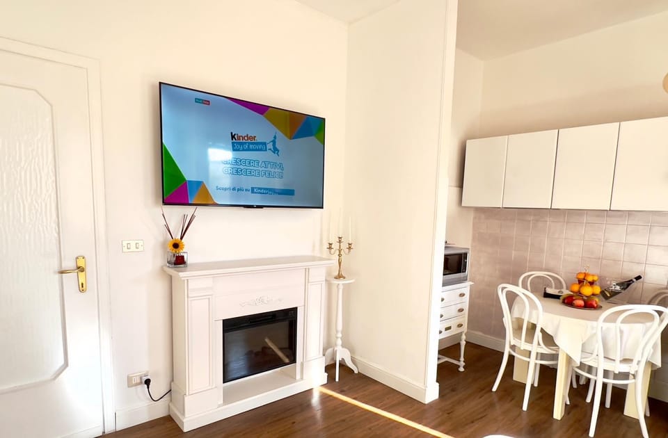 TV and multimedia, Kitchen or kitchenette, Living room, Seating area, Dining area