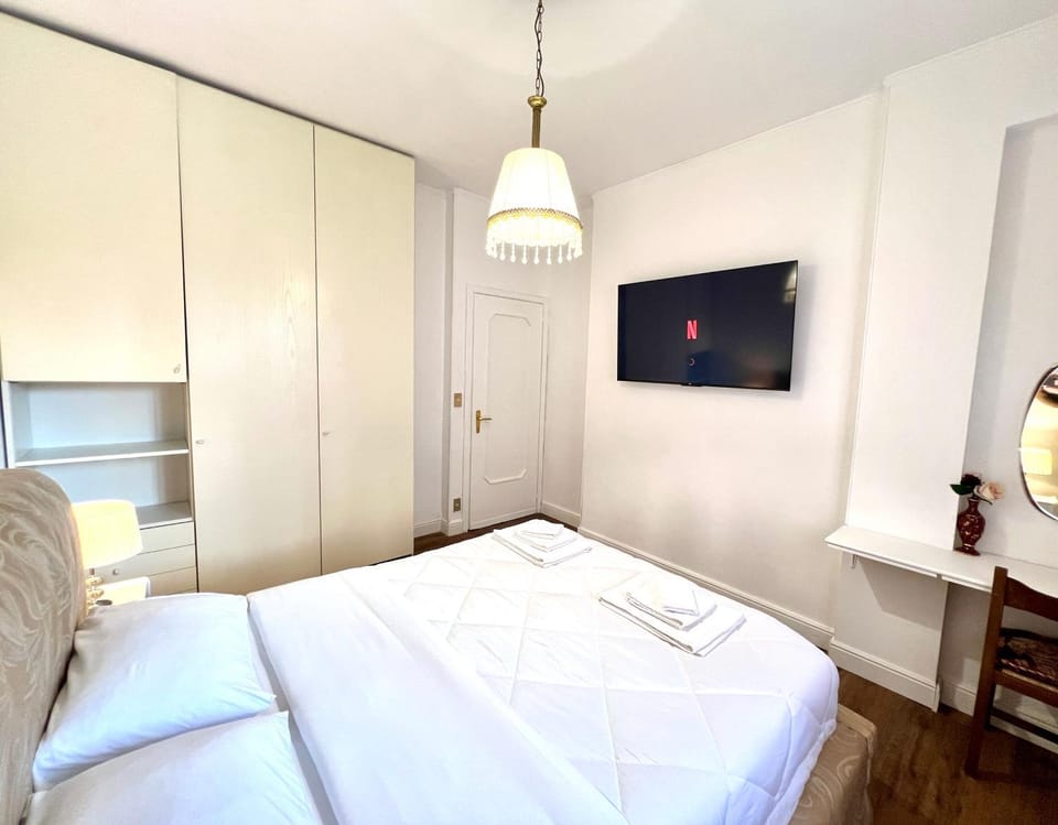 Bed, TV and multimedia, Photo of the whole room, Bedroom, towels, wardrobe