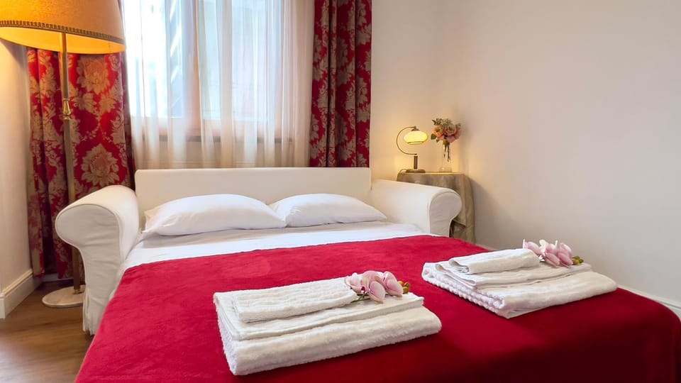 Bed, Photo of the whole room, towels