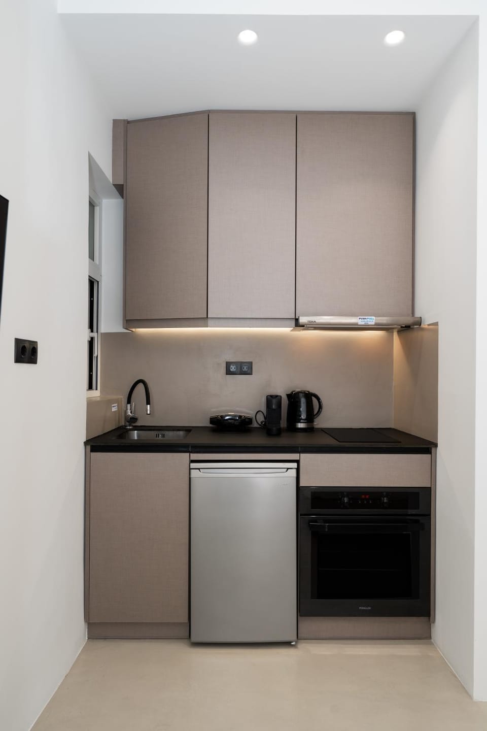 Coffee/tea facilities, Kitchen or kitchenette, oven, stove