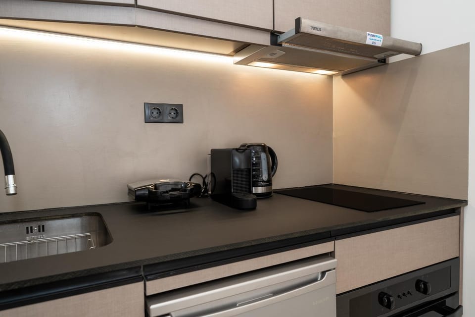 Coffee/tea facilities, Kitchen or kitchenette, stove, toaster