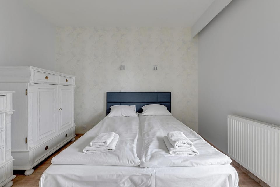 Bed, Photo of the whole room, Bedroom, internet, towels, wardrobe