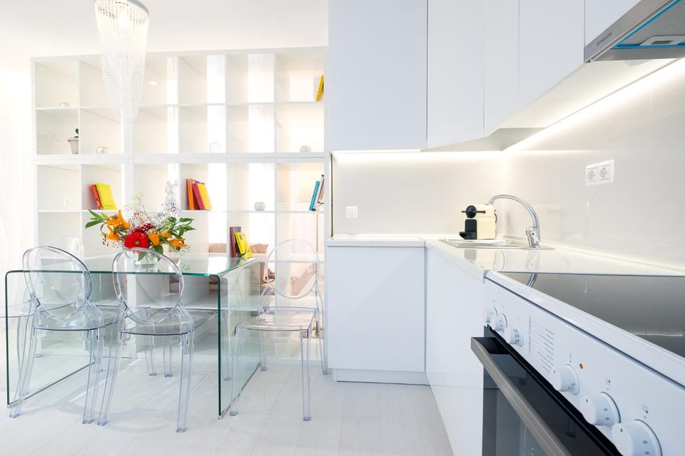 Kitchen or kitchenette, Dining area, stove