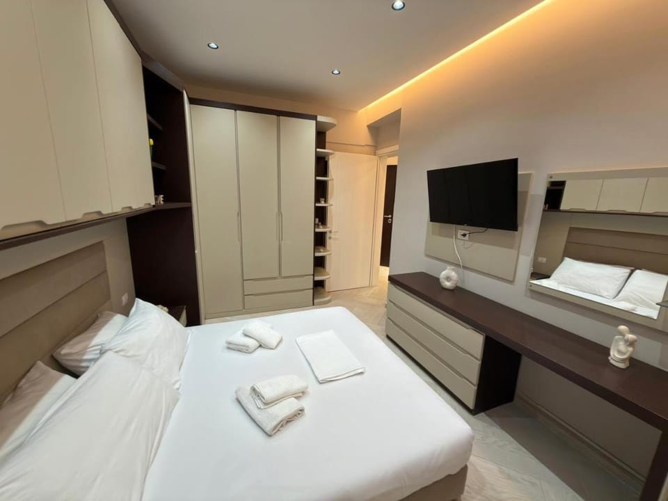 Bed, TV and multimedia, Photo of the whole room, Bedroom, towels, wardrobe