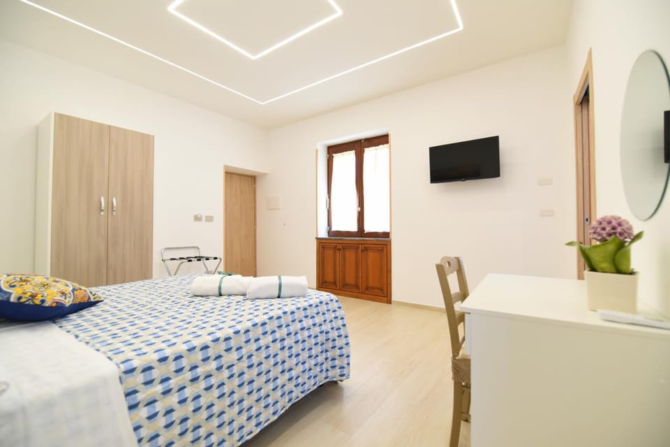 Bed, TV and multimedia, Photo of the whole room, Bedroom, hair dresser, towels, wardrobe