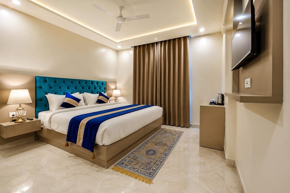 Bed, TV and multimedia, air conditioner