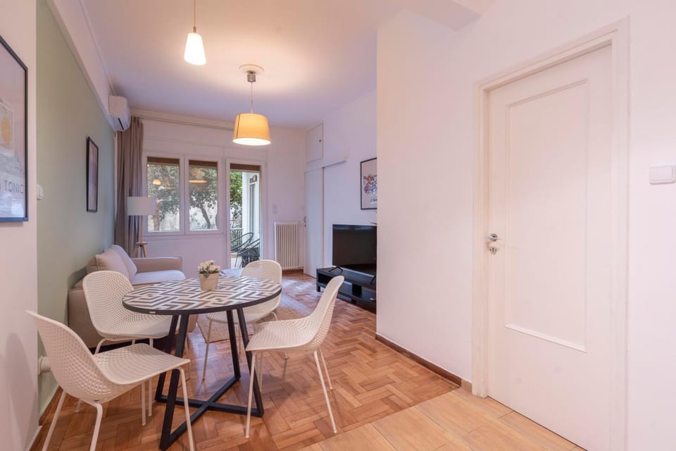 TV and multimedia, Living room, Seating area, Dining area