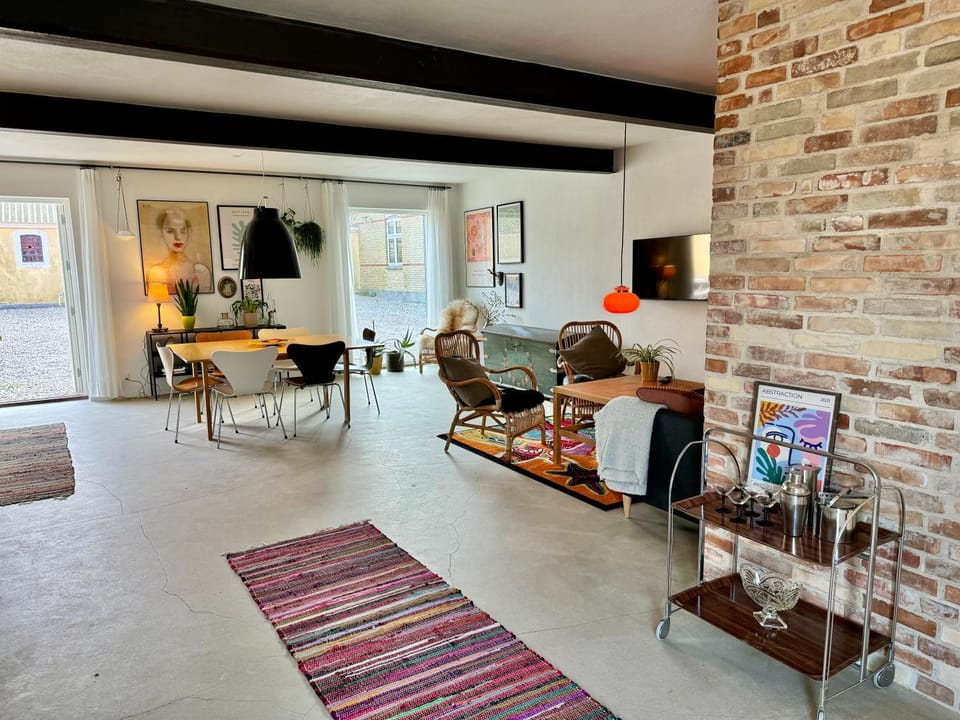 Communal lounge/ TV room, TV and multimedia, Seating area, Dining area