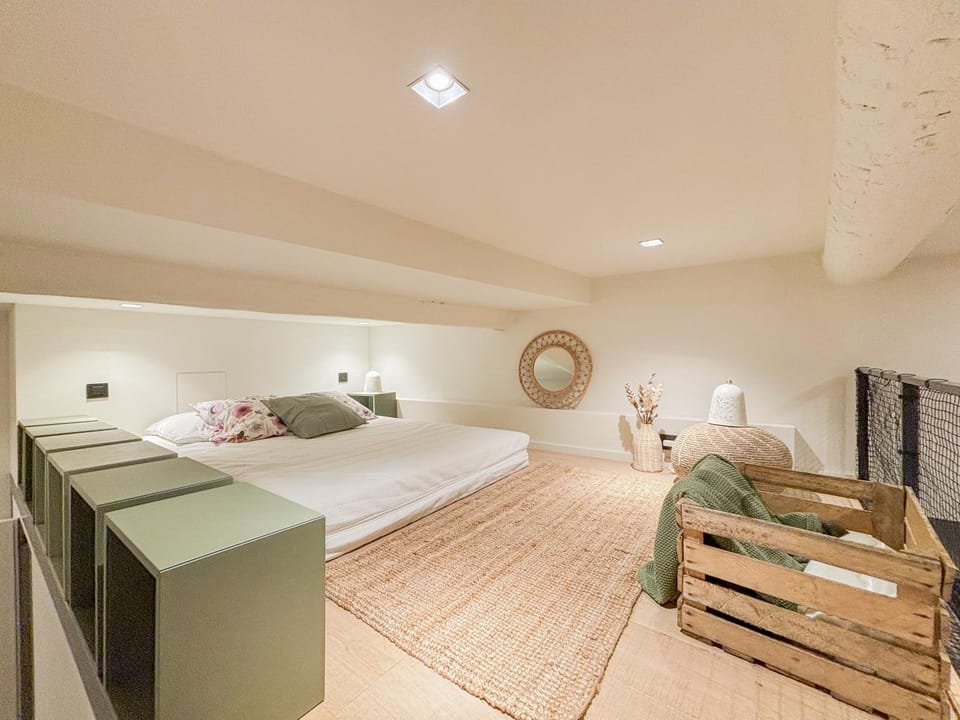 Photo of the whole room, Bedroom