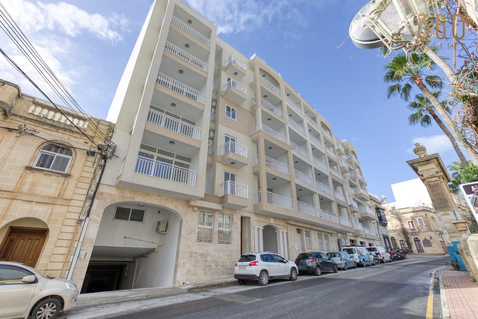 Property building, Day, Neighbourhood, City view, Street view, Location, Parking