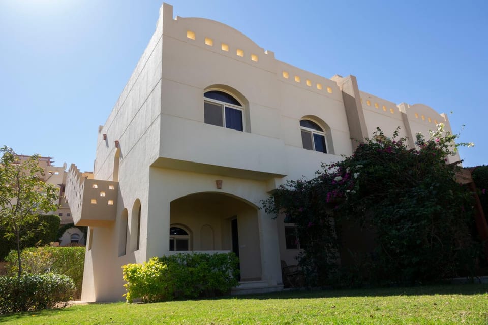 Property building, Day, Garden, Landmark view
