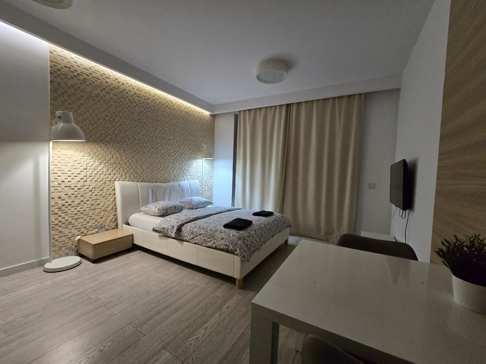 Bed, TV and multimedia, Photo of the whole room, towels