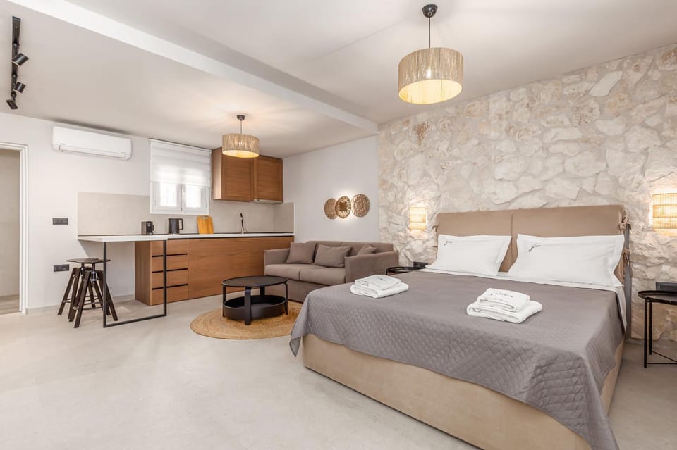 Bed, Kitchen or kitchenette, Living room, Photo of the whole room, Seating area, Dining area, Bedroom, towels