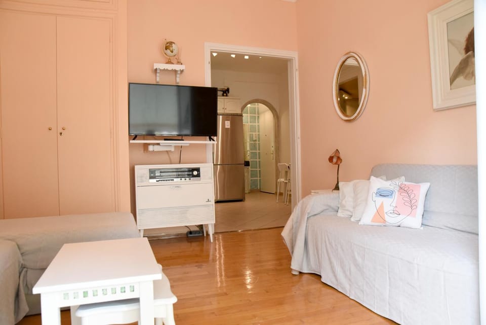 Bed, TV and multimedia, Seating area
