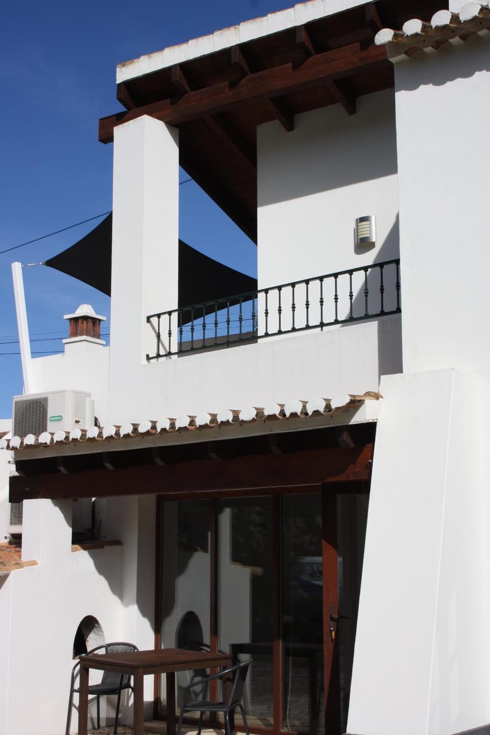 Property building, Day, Balcony/Terrace