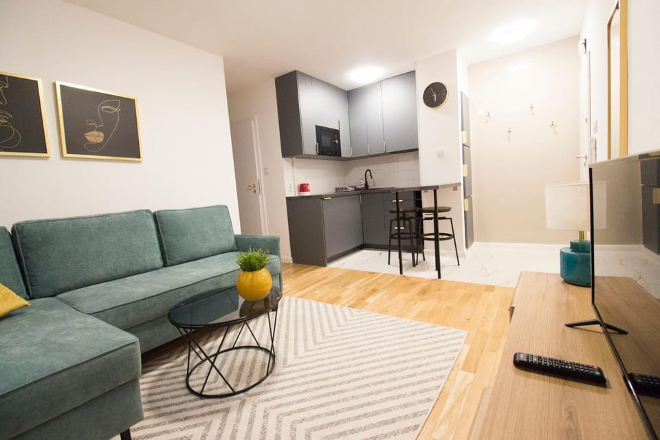 TV and multimedia, Kitchen or kitchenette, Living room, Seating area, Dining area