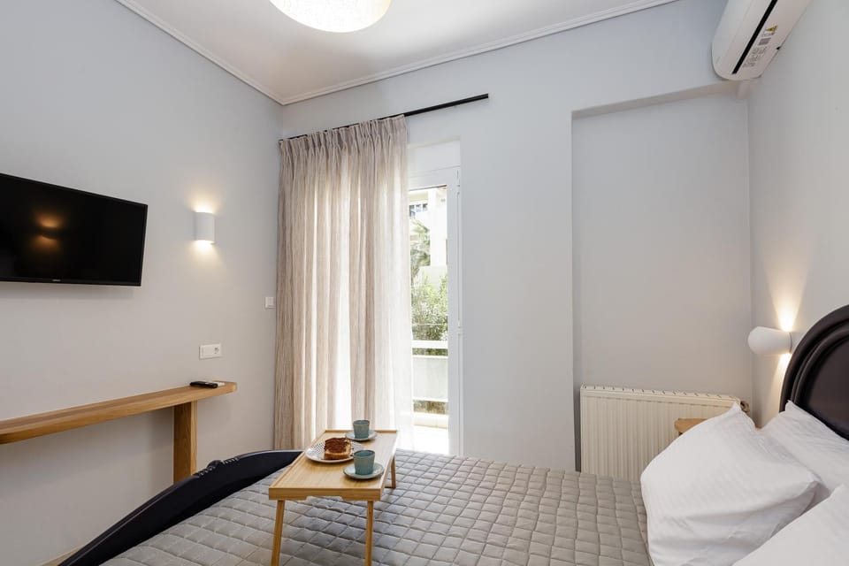 Bed, TV and multimedia, Photo of the whole room, Bedroom, hair dresser, air conditioner