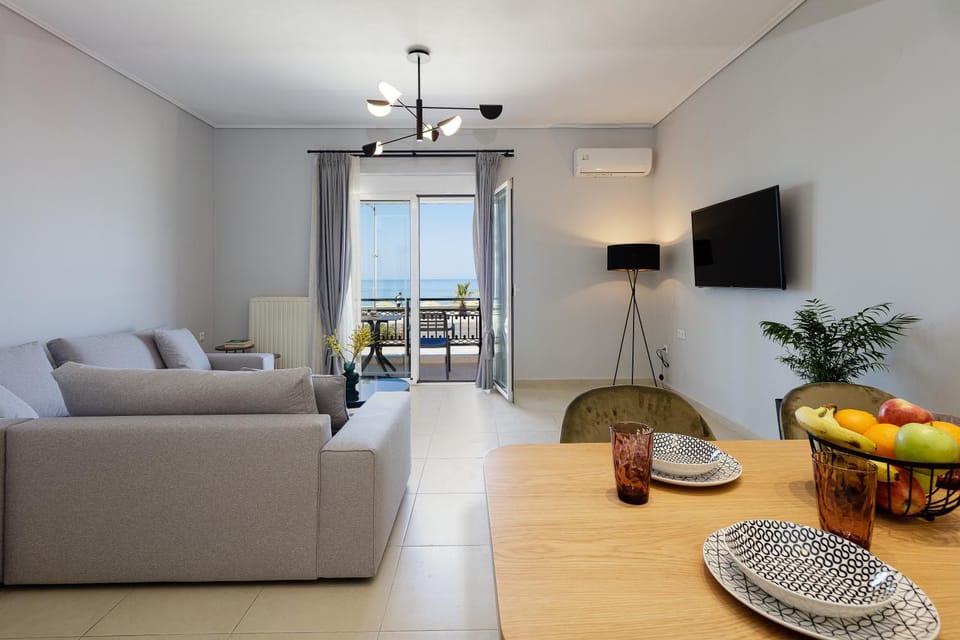 Communal lounge/ TV room, TV and multimedia, Seating area, Dining area, air conditioner