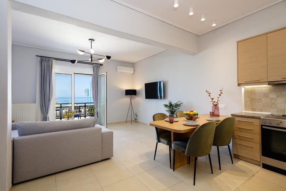 TV and multimedia, Kitchen or kitchenette, Living room, Seating area, Dining area