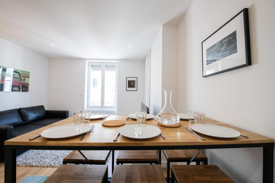 Seating area, Dining area