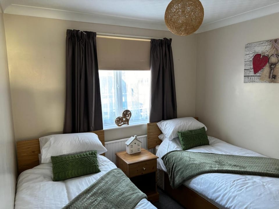 2-Bed Bungalow Sleeps 6 Parking & Pet Friendly House in Ingoldmells