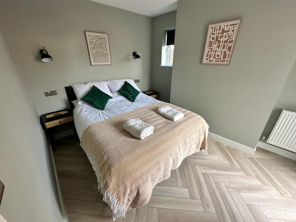 Bed, Bedroom, towels