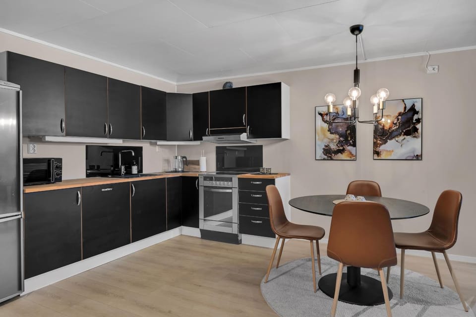 Coffee/tea facilities, Kitchen or kitchenette, Dining area, dishwasher, microwave, oven, stove