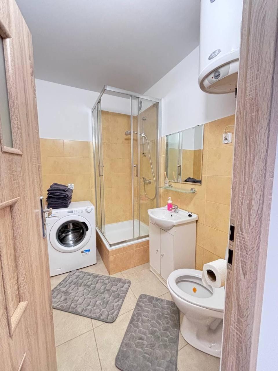 Shower, Toilet, Bathroom, towels
