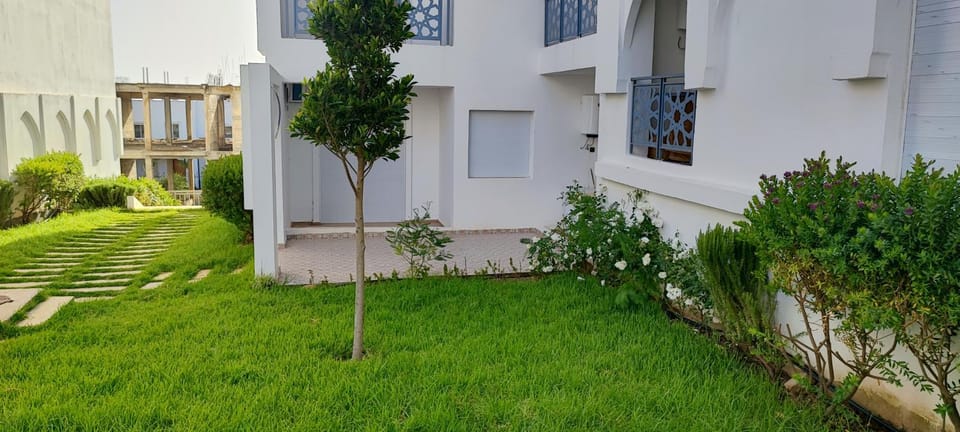 Property building, Patio, Spring, Day, Natural landscape, Garden, Garden, Balcony/Terrace, Garden view, Swimming pool