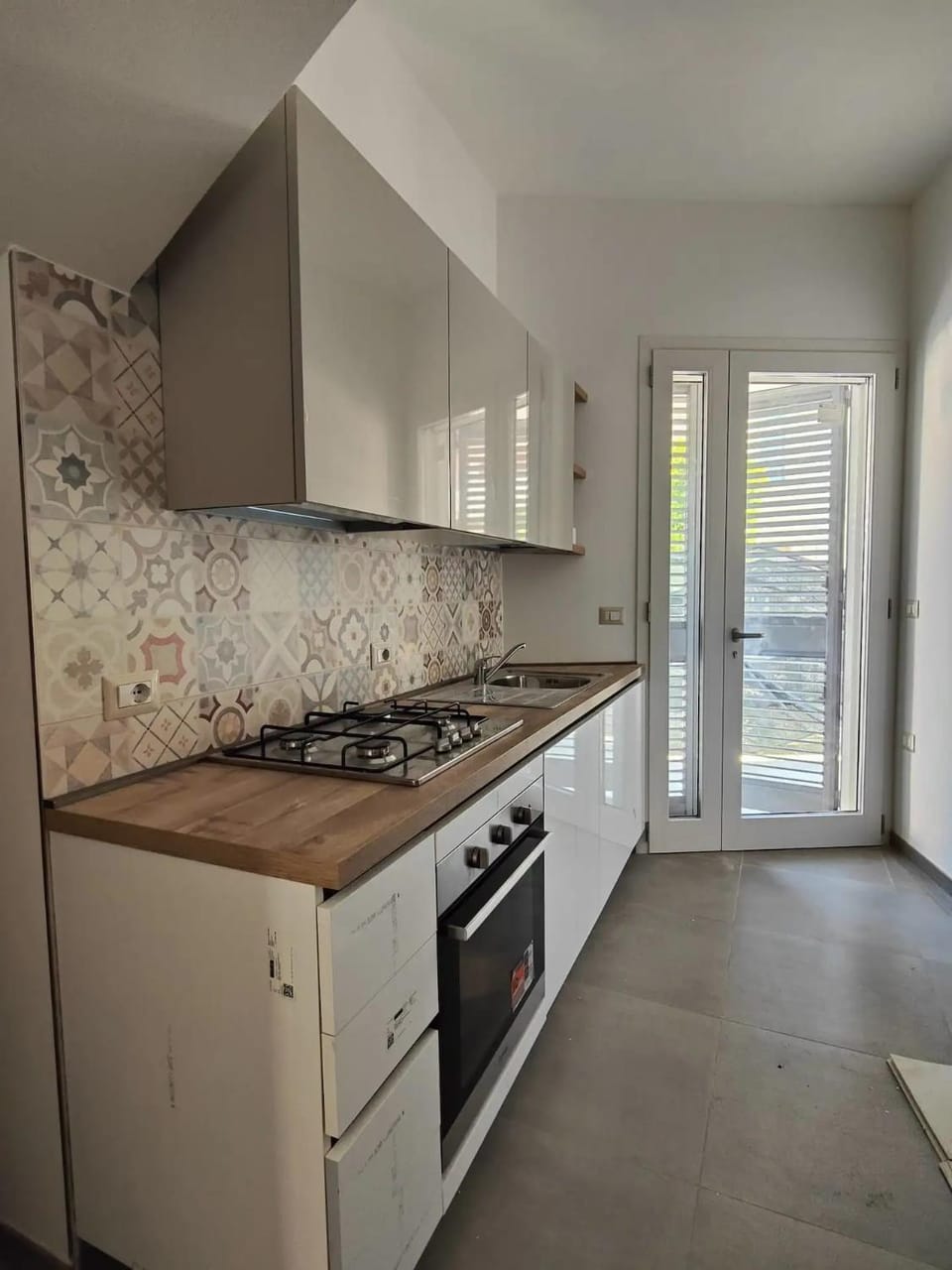 Kitchen or kitchenette, dishwasher, stove