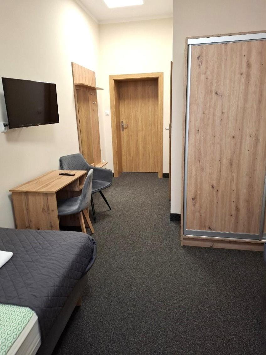 Bed, TV and multimedia, Photo of the whole room, Seating area, wardrobe