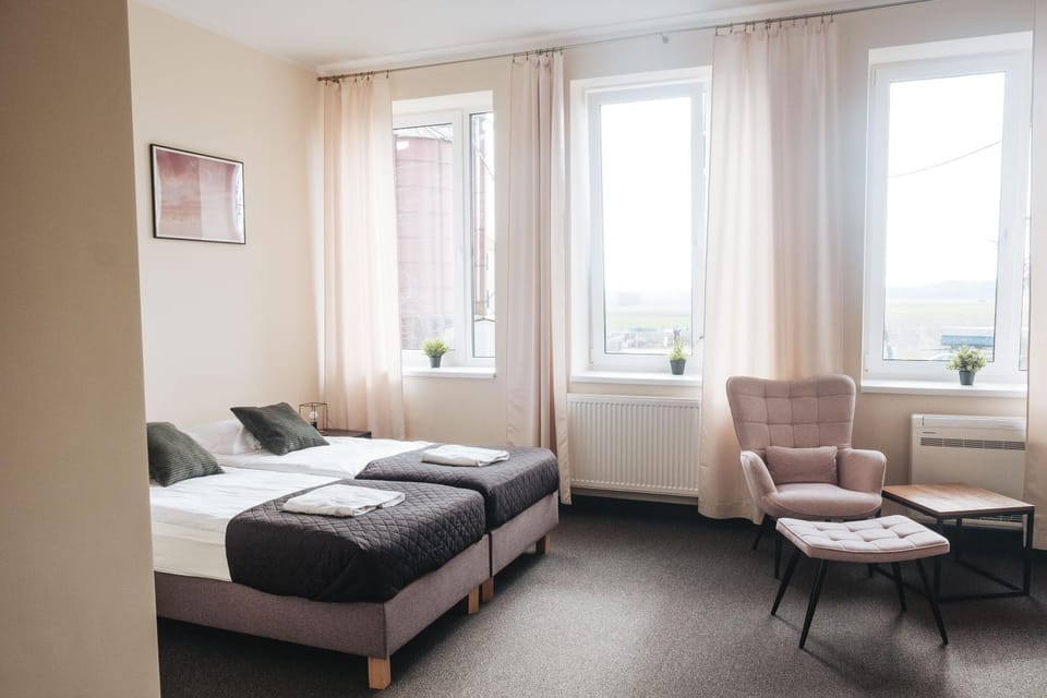 Bed, Photo of the whole room, Seating area