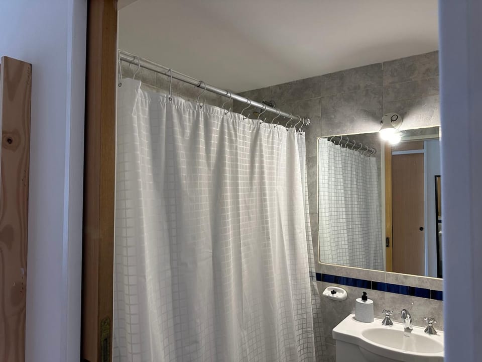 Charming & Comfy Almagro Gem: Balcony ~ Double Bed Apartment in Buenos Aires