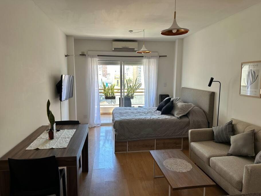 Charming & Comfy Almagro Gem: Balcony ~ Double Bed Apartment in Buenos Aires