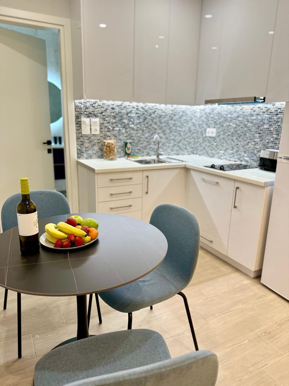 Kitchen or kitchenette, Dining area, stove