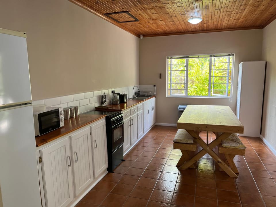Coffee/tea facilities, Kitchen or kitchenette, Dining area, stove, toaster