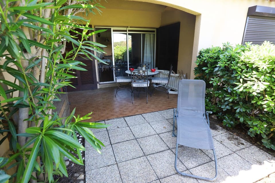 Appartement 4 personnes avec terrasse au golf de St Cyprien Apartment in Saint-Cyprien