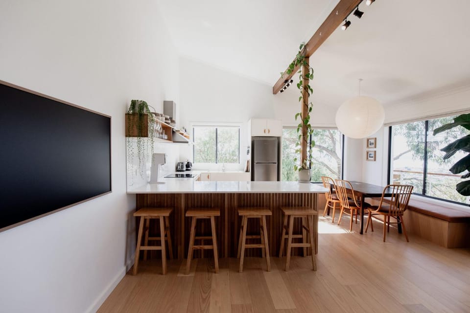 Kitchen or kitchenette, Dining area, stove