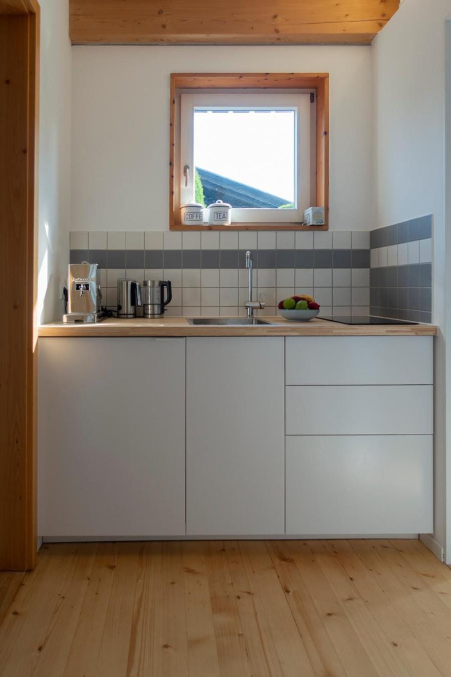 Coffee/tea facilities, Kitchen or kitchenette, stove