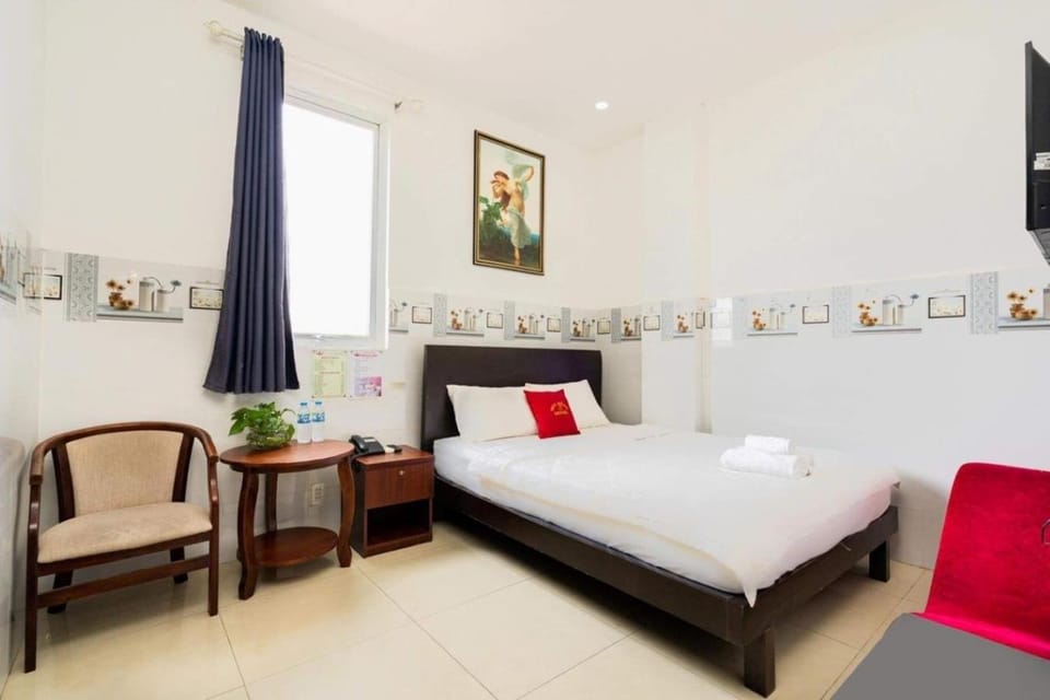 Bed, Photo of the whole room, Seating area, Bedroom, towels