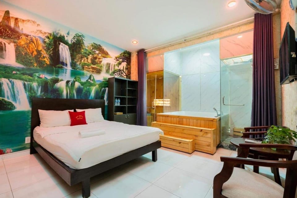 Property building, Bed, TV and multimedia, Photo of the whole room, Seating area