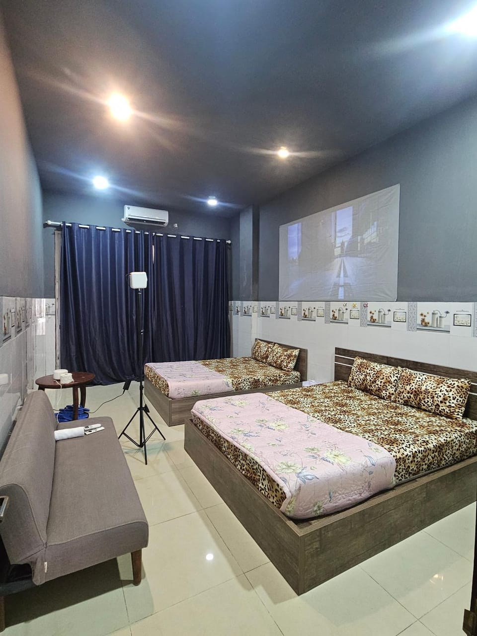Bed, TV and multimedia, Living room, Photo of the whole room, Seating area, Bedroom