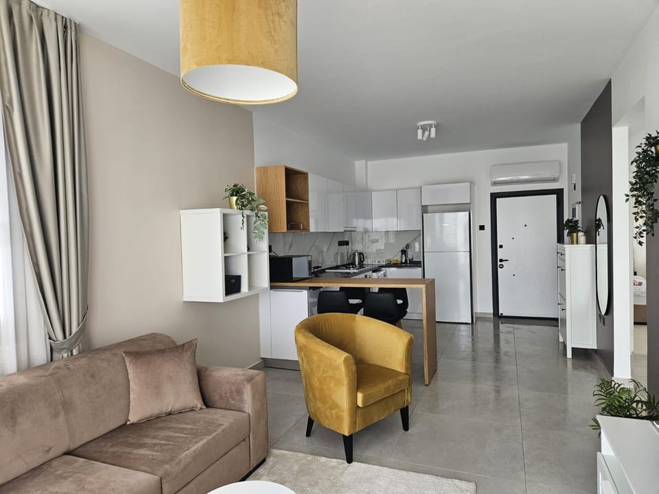 Kitchen or kitchenette, Living room, Seating area, Dining area, minibar, oven, pet friendly, stove