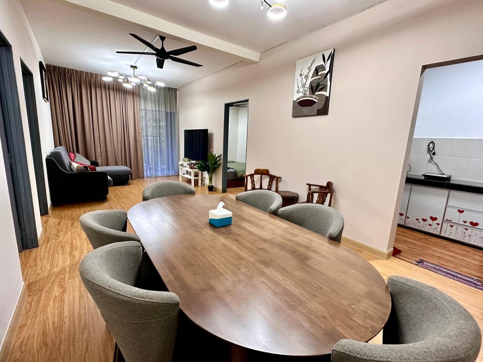 Living room, Seating area, Dining area, fireplace